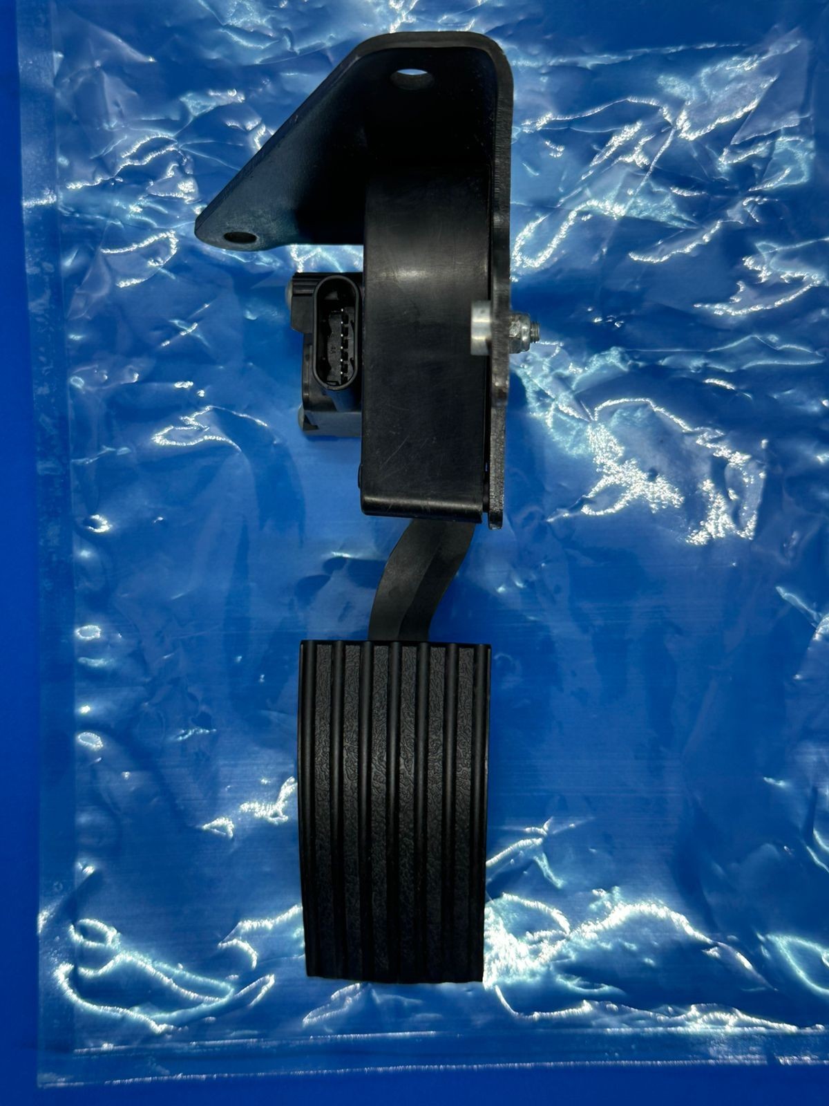 International Accelerator Pedal Assembly 2596214C91 - view 3